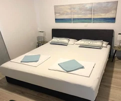 DOM WOLNOSTOJĄCY Z BASENEM I WIDOKIEM NA MORZE, W SPOKOJNEJ OKOLICY!