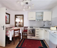 Urokliwy kamienny dom na wyspie Brač położony blisko plaży oraz wszystkich udogodnień