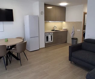 Istra, Červar Porat – Renoviran stan s balkonom