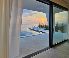 Moderna villa con vista al mar en venta en Podstrana, Croacia