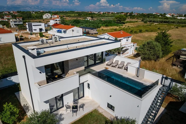 Villa mit Pool und Meerblick in Vrsi zu verkaufen in Kroatien