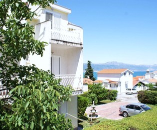 Splendida casa a Ciovo con cinque appartamenti vicino al mare