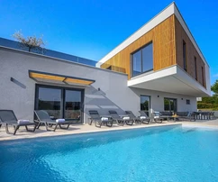 Isztria, Svetvincenat: Modern villa fűtött medencével