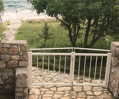 Haus mit mehreren Wohnungen direkt am Meer in Karlobag zu verkaufen in Kroatien