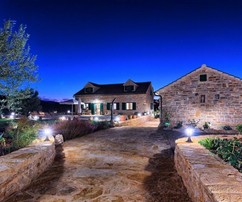 Kamenná vila s bazénem na Hvaru na rozlehlém pozemku k prodeji