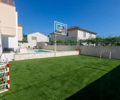 Villa in vendita con piscina e cortile a Kaštela in Croazia