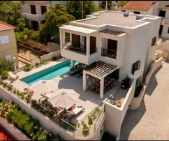 Čiovo, Okrug G., luxusvilla 280 m2 medencével, MÁSODIK SOR A TENGERTŐL!!!