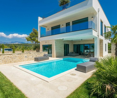 Beautiful luxury villa second row to the sea in the vicinity of Zadar