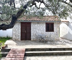 Urokliwy dom na wyspie Brač z mieszkaniem i ogrodem na sprzedaż