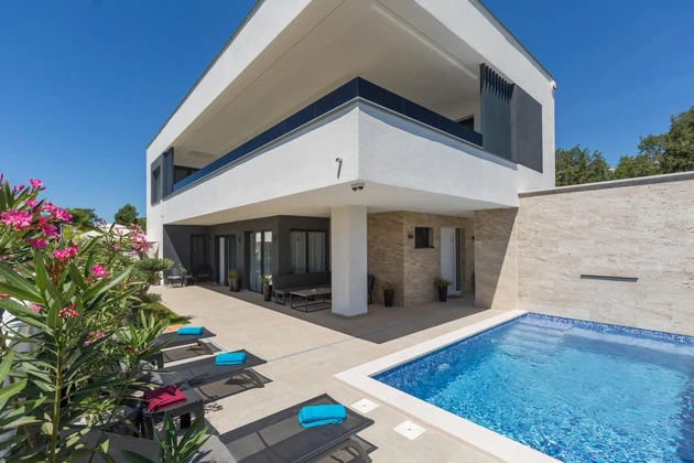 Moderne Villa mit Pool in Medulin zu verkaufen in Kroatien