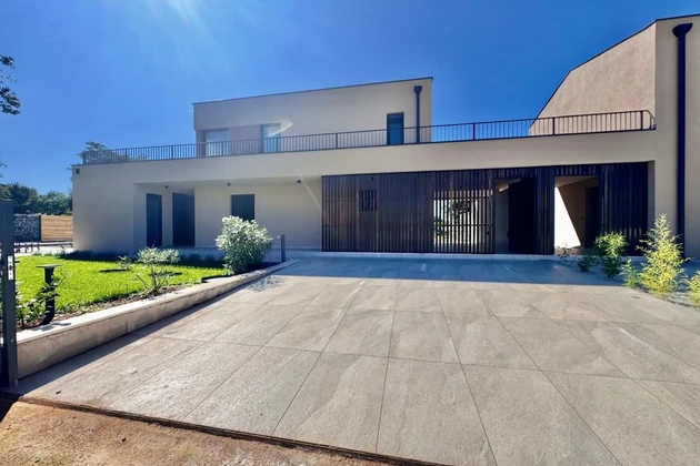 Maison jumelée attrayante avec piscine, dans un endroit calme !