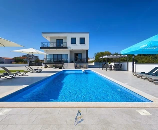 Luksuzna vila sa bazenom i prostranom okućnicom, Pula, Istra