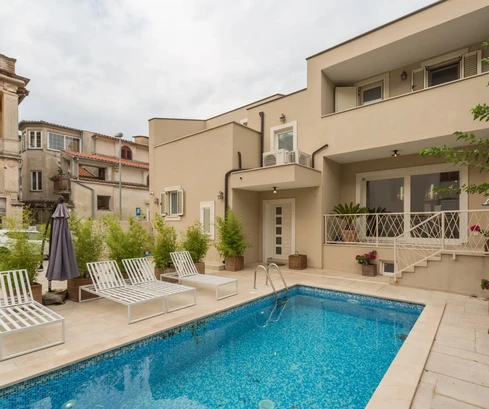 Rakousko-uherská kamenná vila na prodej s výhledem na moře v Chorvatsku