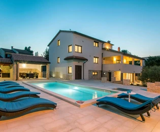 Villa en venta en Premantura con piscina y vistas en Croacia