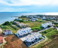 Kiváló elhelyezkedés! Modern lakás medencével és udvarral - 130 m a strandtól