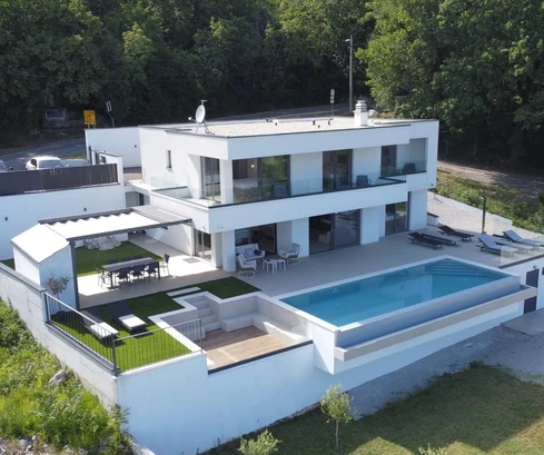 Modern villa medencével Lovranban eladó Horvátországban