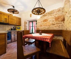 CASA IN PIETRA RISTRUTTURATA CON PISCINA, IN ZONA TRANQUILLA!