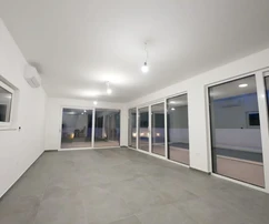 NEUE MODERNE VILLA MIT SCHWIMMBAD UND GARTEN, 1000 M VOM MEER ENTFERNT!