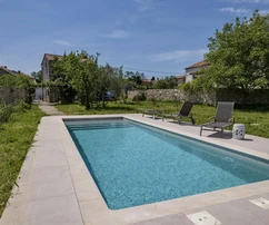 Ein Anwesen mit zwei Steinhäusern und Pool steht zum Verkauf in Kroatien