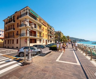 Prima fila mare: ampio quadrilocale con progetto di ristrutturazione esclusivo