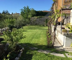 Amplia casa en venta en Krk con un gran patio y gran potencial en Croacia