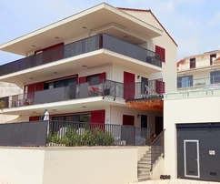 <p>Seget Vranjica, casa con 4 appartamenti e due piscine, a 60 m dal mare</p>