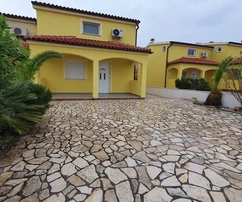 Proche de la mer et de la plage, maison en rangée avec beau jardin