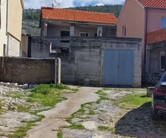 Blizna Gornja, malý dům 125 m2 k úpravě, dvě vedlejší budovy