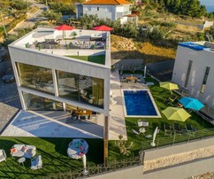 Villa moderna con vista mare