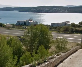 Seget Donji, građevinsko zemljište 839m2, 650m od mora, pogled na more