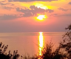 Splendida casa fronte mare con tre appartamenti in vendita