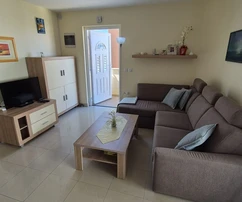 Apartment on the 1st floor, south side, 50 meters from the sea with sea view