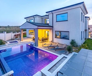 Villa exclusive dans un magnifique jardin à 300 m de la mer, Medulin, ISTRIE