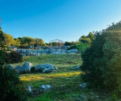 Šolta, Grohote, terreno edificabile di 2850 m2 con edificio di 50 m2, a 1 km dal mare