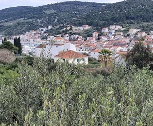 <p>Marina, építési telek 974 m2, közel a központhoz, villany, víz, aszfaltút</p>