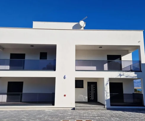 Planta baja de nueva construcción con vista panorámica al mar y al Velebit