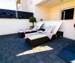 Erdgeschosswohnung mit Garten und privatem Pool