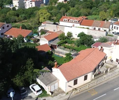 Samostatne stojaci dom s dvoma bytmi na predaj v Pule v Chorvátsku