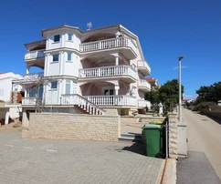 Maison d'appartements 2e rangée depuis la mer, côté sud de Vir