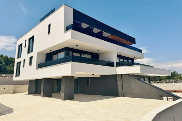 EXKLUZIVNÍ APARTMÁN S VÝHLEDEM NA MOŘE, 400 OD PLÁŽE!