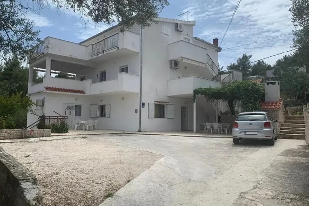 Slatine, maison individuelle de 500 m2, à 75 m de la mer avec vue