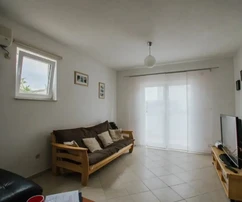 Čiovo, Okrug G., két hálószobás kényelmes apartman kerttel és parkolóhellyel