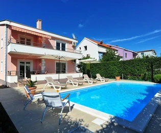 Casa mediterránea con piscina y dos apartamentos en Zadar