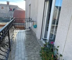 Kaštел-Нови, комфортабельная двухкомнатная квартира 89 м² на втором этаже в центре, парковка