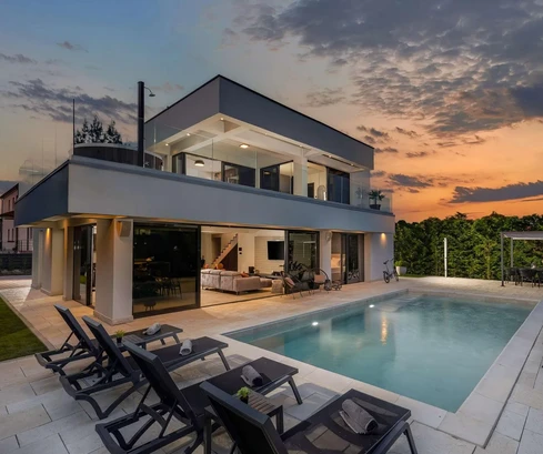 Luxusní vila s vyhřívaným bazénem v Lovrečici, Umag: Poklidné bydlení u Jadranu