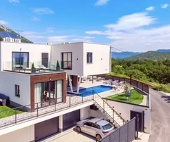 Omiš, Gata, samostatně stojící vila 320 m2 s bazénem 32 m2 na pozemku 580 m2