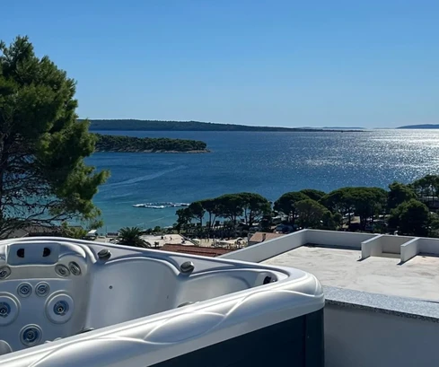 Attico in vendita con terrazza panoramica e jacuzzi a Rab in Croazia