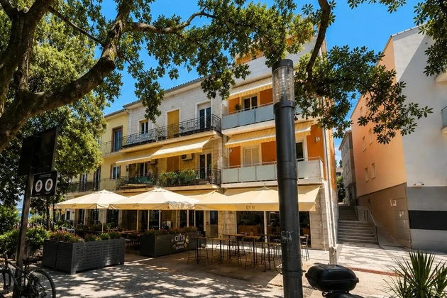 Crikvenica, háromszintes ház a sétányon, két külön bejárattal, első sor a tengerhez