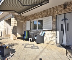 In Vodice steht ein Haus mit fünf Wohnungen zum Verkauf