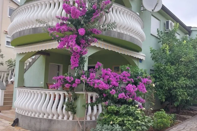 Vir déli oldala, 50 méterre a tengertől, három apartmannal